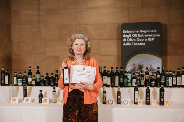 Ludovica Profous with the Selection Certificate for Villa Humbourg IGP Toscano olive oil